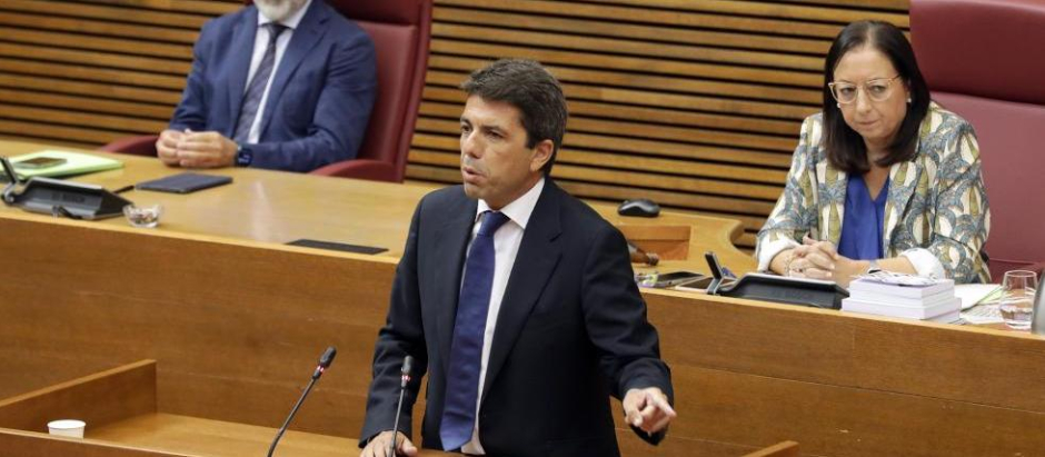El presidente de la Generalitat Valenciana, Carlos Mazon, durante una sesión de control en el parlamento regional.