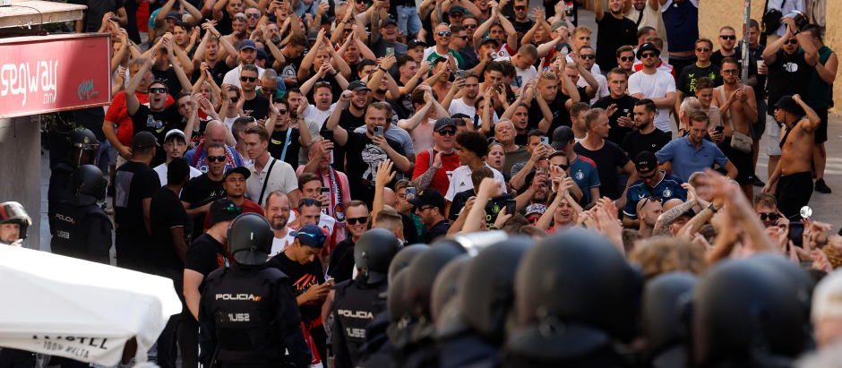 Ultras del Feyenoord por las calles de Madrid el pasado miércoles