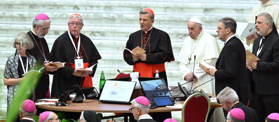 El Papa, junto a los miembros de la Secretaría del Sínodo en la apertura de la Asamblea