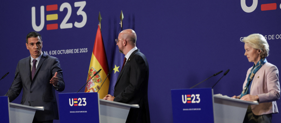 El presidente del Gobierno en funciones, Pedro Sánchez, el presidente del Consejo Europeo, Charles Michel, y la presidenta de la Comisión Europea, Ursula von der Leyen