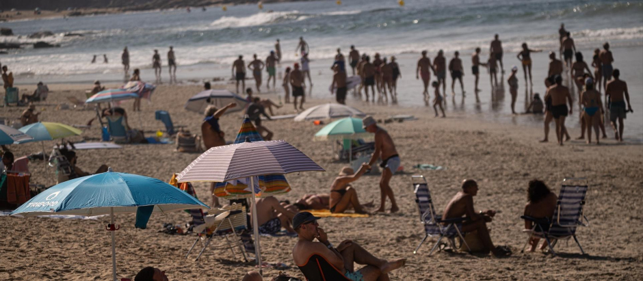 Bañistas en la playa, a 8 de octubre de 2023, en Pontevedra