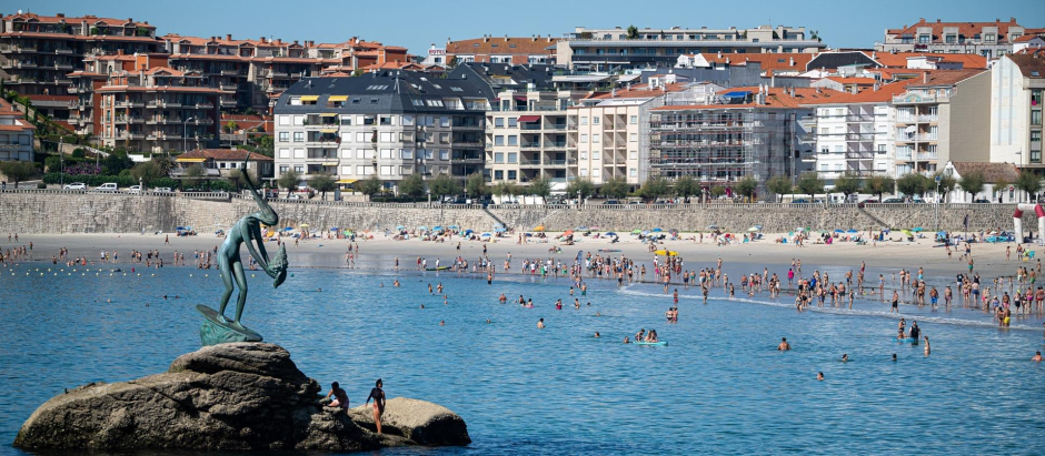 Decenas de personas en la playa Silgar, a 30 de septiembre de 2023, en Sangenjo, Pontevedra