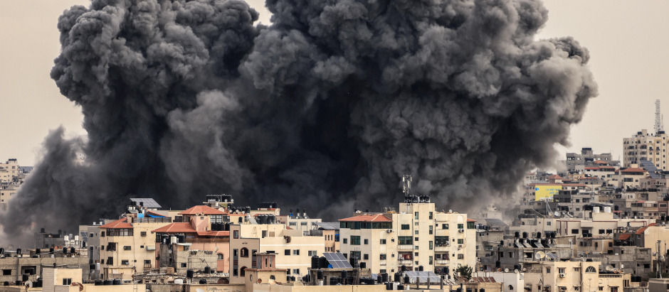 A plume of smoke rises in the sky of Gaza City during an Israeli airstrike on October 9, 2023. - Israel relentlessly pounded the Gaza Strip overnight and into October 9 as fighting with Hamas continued around the Gaza Strip, as the death toll from the war against the Palestinian militants surged above 1,100. (Photo by MAHMUD HAMS / AFP)