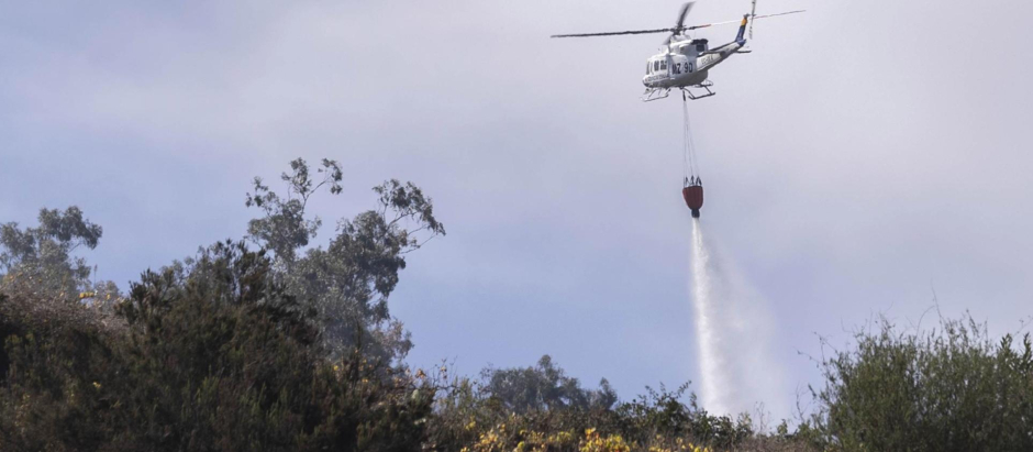 Imagen de un helicóptero refrescando la zona del incendio forestal en el municipio tinerfeño de Santa Úrsula