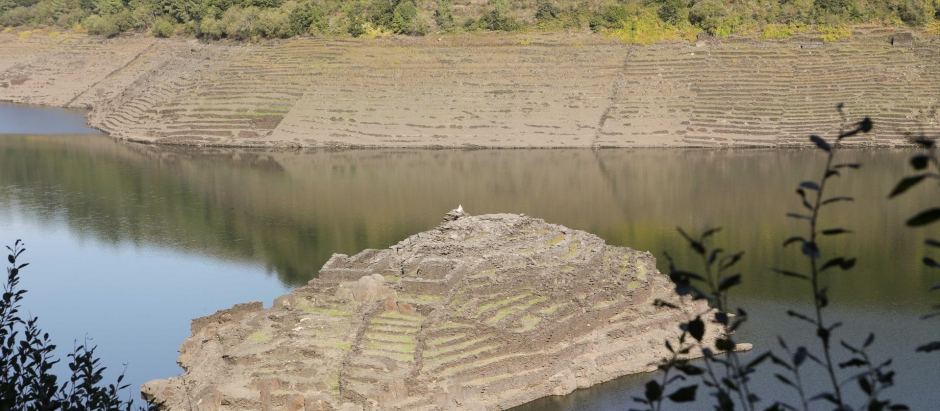 El pueblo Castro Candaz emergido por la sequía en el Embalse de Belesar en Taboada, Lugo