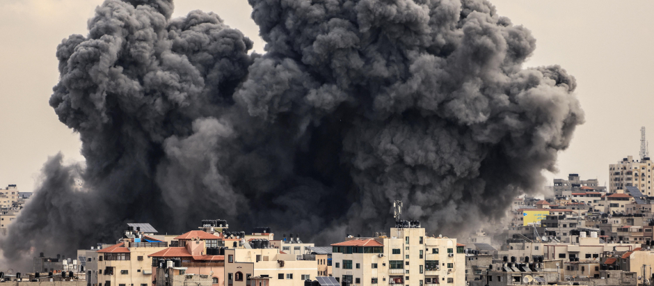 Una cortina de humo se eleva desde la ciudad de Gaza, el 9 de octubre de 2023