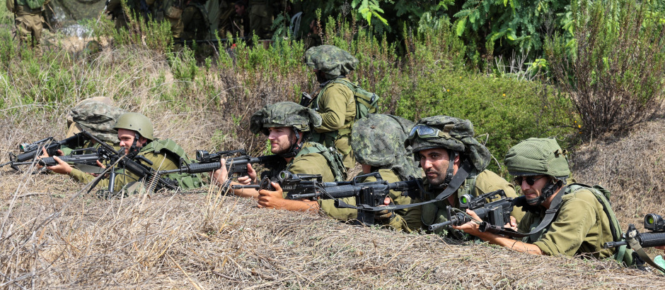 Soldados israelíes se movilizan para recuperar el control de la la ciudad de Kfar Aza
