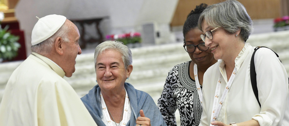 El Papa habla con tres mujeres que participan en el Sínodo