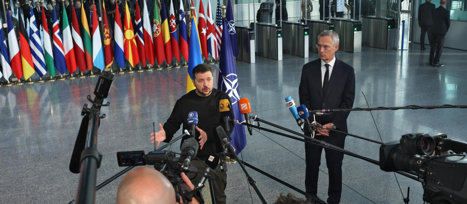 El presidente ucraniano atiende a los medios antes del inicio de la reunión del Grupo de Ramstien en la sede de la OTAN