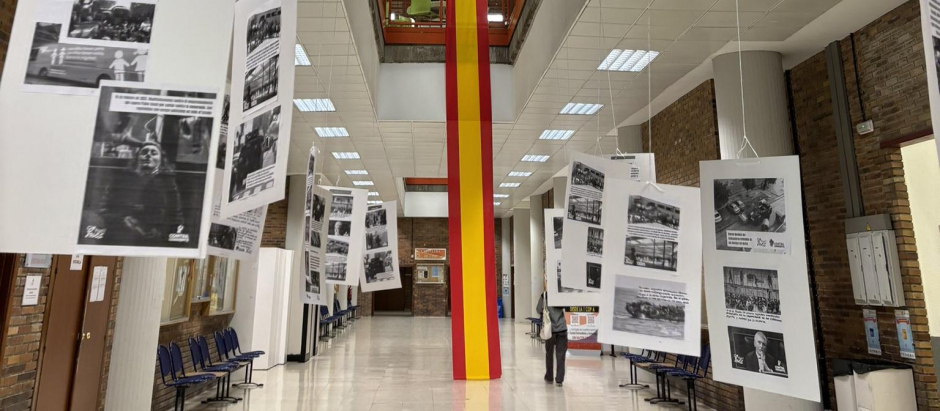 Bandera de España desplegada en la facultad de Ciencias Políticas de la UCM
