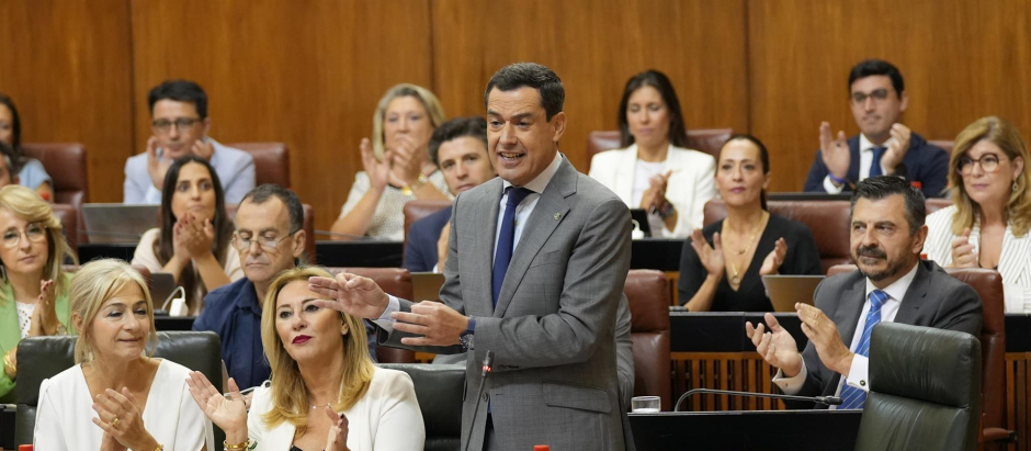 El presidente de la Junta de Andalucía, Juanma Moreno, responde al secretario general del PSOE andaluz, Juan Espadas