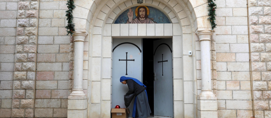 Una religiosa en una iglesia en Gaza (archivo)
