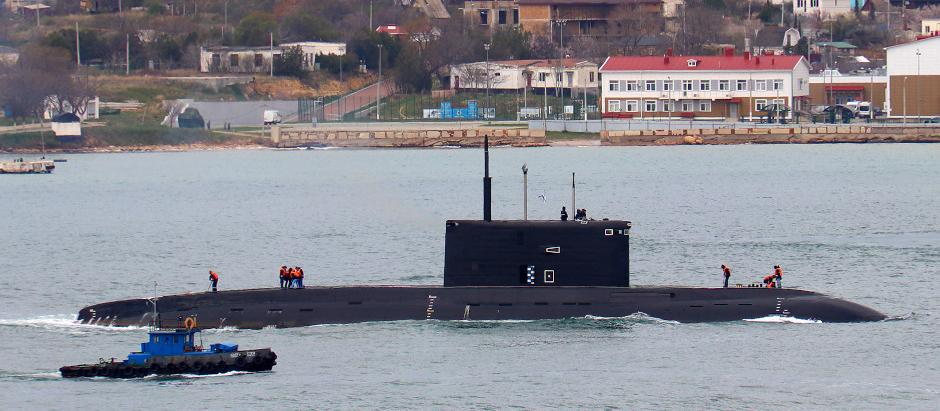 Submarino clase KILO mejorado navegando hacia Sebastopol, Crimea, abril de 2023