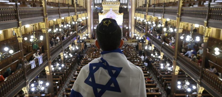 Budapest (Hungary), 11/10/2023.- A man with Israeli flag attend a solidarity service for the Israeli victims of the deadly attacks by the Palestinian militant group Hamas, organized by the Federation of Hungarian Jewish Communities (Mazsihisz) and the Jewish Religious Community of Budapest (BZSH) at the Dohany Street Synagogue in Budapest, Hungary, 11 October 2023. Thousands of Israelis and Palestinians have died since the militant group Hamas launched an unprecedented attack on Israel from the Gaza Strip on 07 October 2023, leading to Israeli retaliation strikes on the Palestinian enclave. (Hungría) EFE/EPA/Zsolt Szigetvary HUNGARY OUT