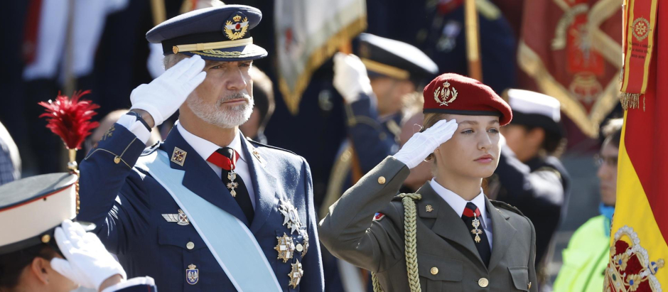 La princesa de Asturias, Leonor y el rey Felipe VI, este jueves durante el izado de la bandera en el desfile del Día de la Fiesta Nacional en Madrid