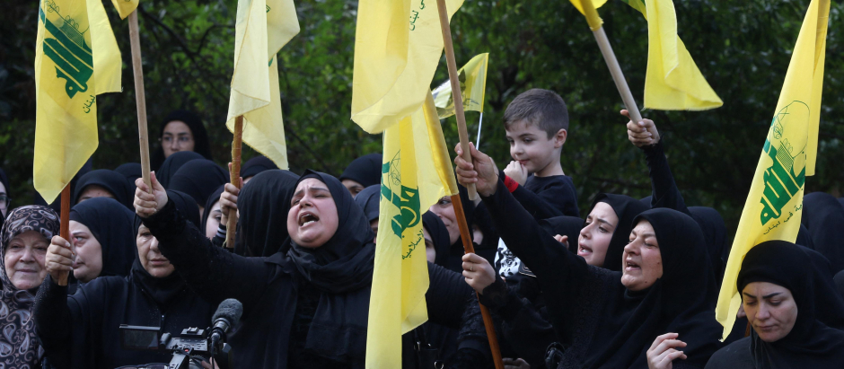 Los dolientes asisten al funeral de dos miembros de Hezbolá en la aldea sureña de Khirbet Silem