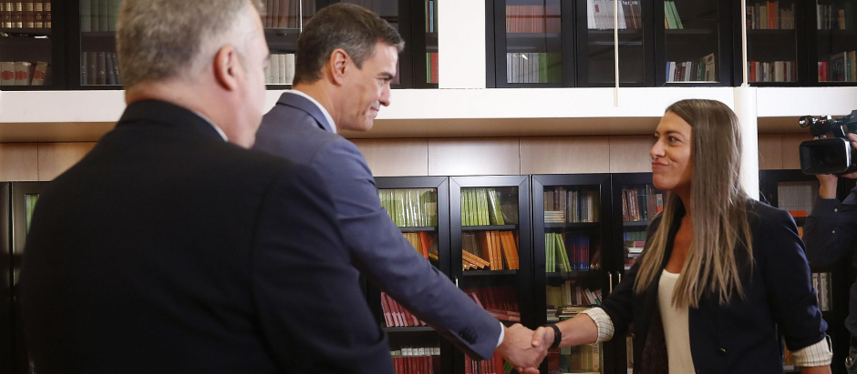 Pedro Sánchez saluda a la portavoz de Junts en el Congreso, Míriam Nogueras