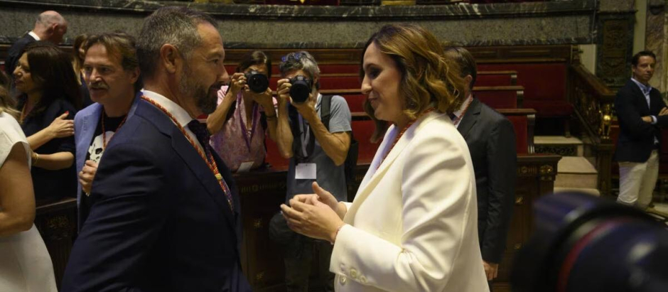 La alcaldesa de Valencia, María José Catalá, conversa con el portavoz de Vox en el Ayuntamiento levantino, Juan Manuel Badenas.
