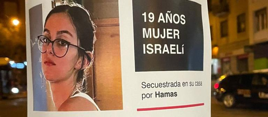 Carteles con fotos de rehenes israelíes ubicados en Madrid