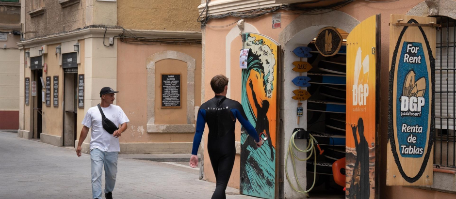 Tienda de paddle surf en la playa de la Barceloneta, la zona más cara para alquilar.