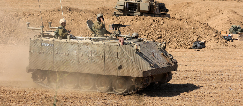 Soldados israelíes en un vehículo blindado en una posición cerca de la frontera con Gaza, en el sur de Israel