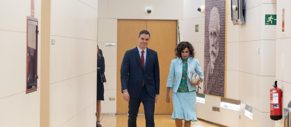 La ministra de Hacienda y Función Pública en funciones, María Jesús Montero y el presidente del Gobierno en funciones, Pedro Sánchez.