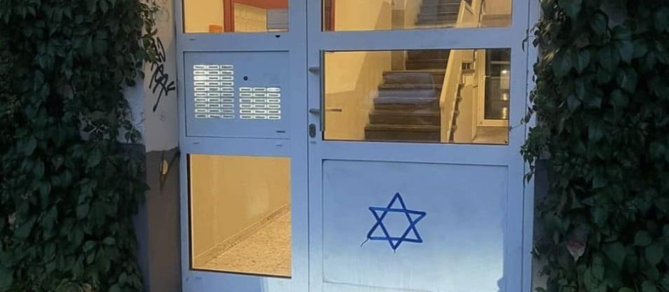 La estrella de David, en referencia a los judíos, fue marcada en un portal de Berlin