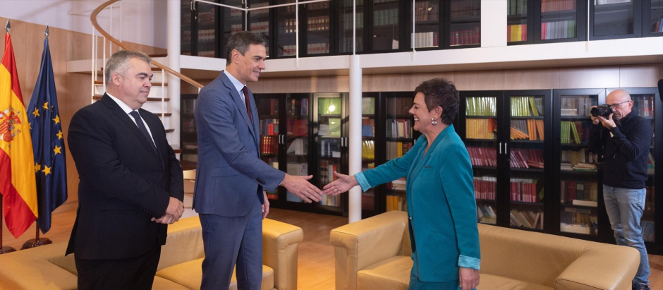 Pedro Sánchez saluda a la portavoz de EH Bildu en el Congreso de los Diputados, Mertxe Aizpurua
