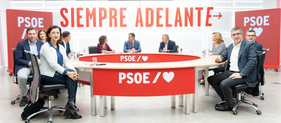 Pedro Sánchez reunido con la comisión negociadora del PSOE