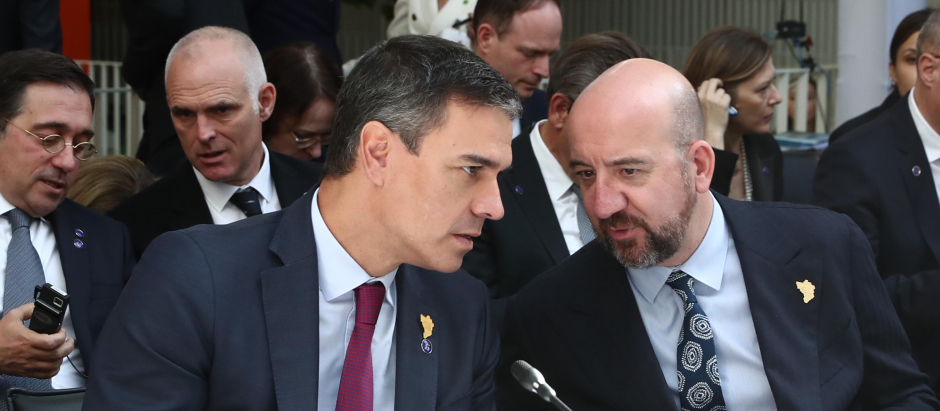 Pedro Sánchez, conversa con Charles Michel durante la Cumbre de líderes del Proceso de Berlín