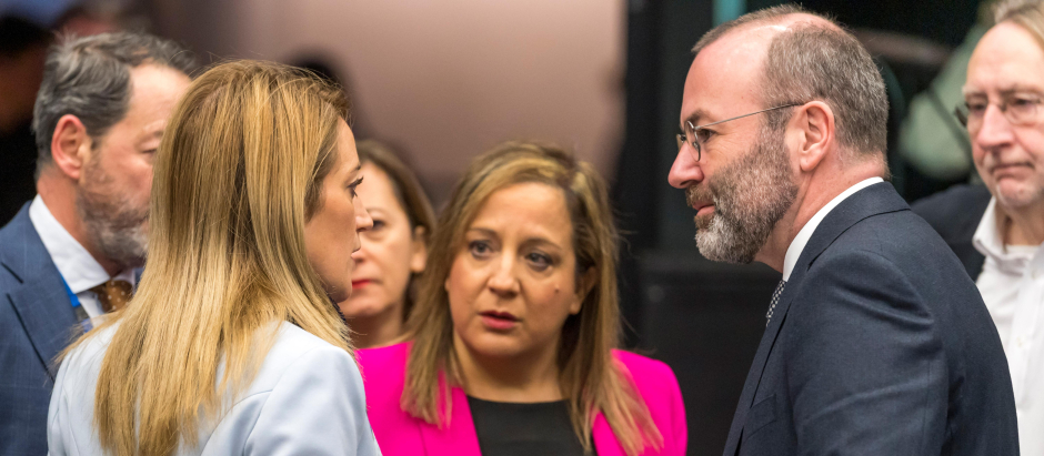 Iratxe García junto a Roberta Metsola y Manfred Weber en el Parlamento Europeo