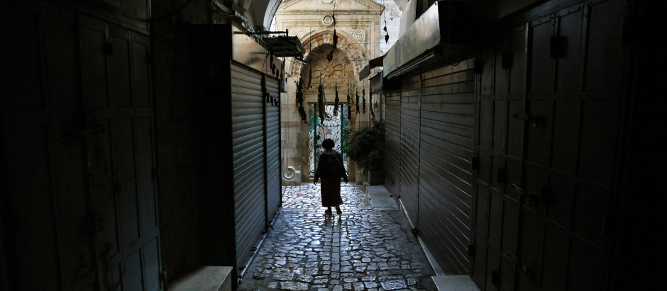 Una mujer camina por el barrio cristiano de Jerusalén, 16 de octubre de 2023