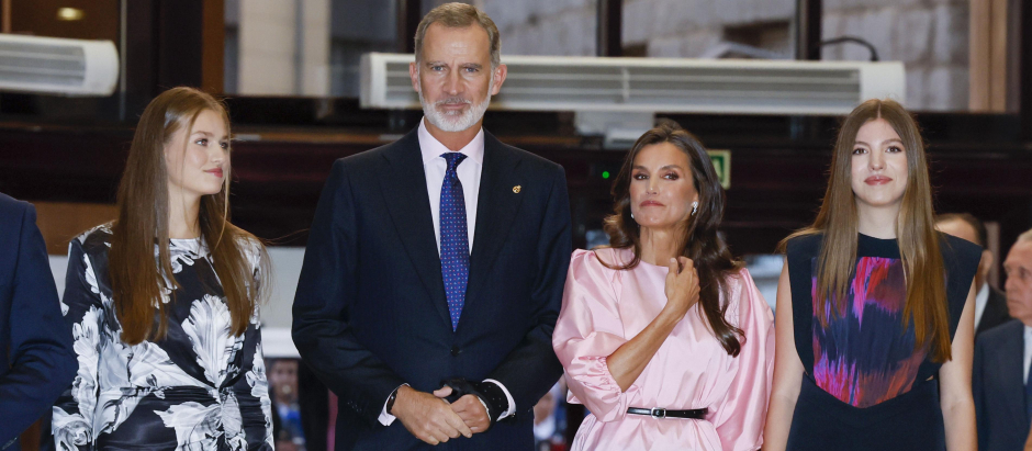 Los Reyes Felipe VI y Letizia, junto a la Princesa Leonor y la Infanta Sofía, a su llegada al Concierto Premios Princesa de Asturias, este jueves en Oviedo, en la víspera de la ceremonia de entrega de los galardones