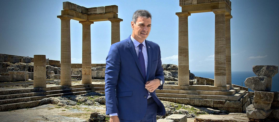 Pedro Sánchez entre ruinas de la Antigua Grecia