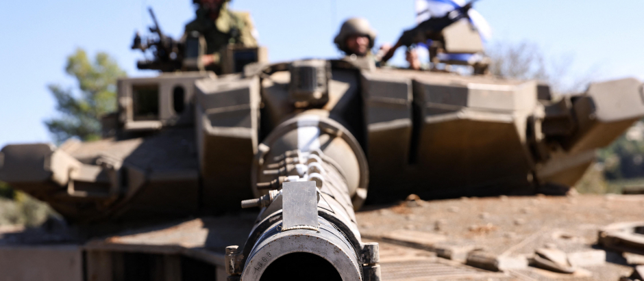 Soldados israelíes sentados en un tanque Merkava