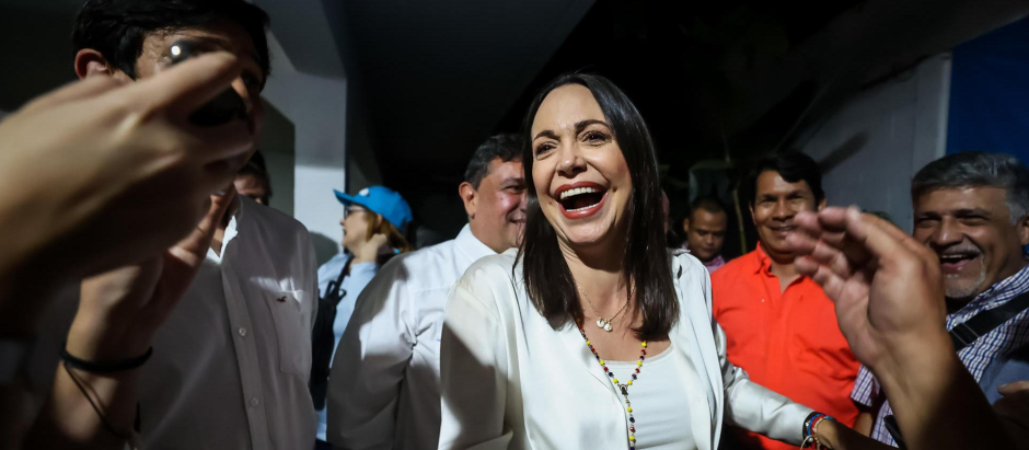 La candidata Maria Corina Machado saluda a miembros del partido "Vente" durante la jornada de elecciones primarias de los candidatos de oposición de cara a lecciones presidenciales del 2024