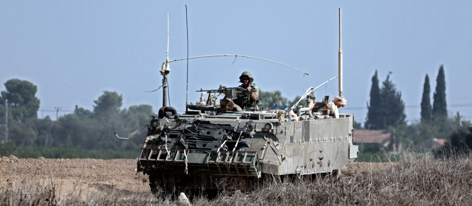 Un vehículo blindado del Ejército israelí avanza en un campo cerca de la ciudad de Sderot, en el sur de Israel