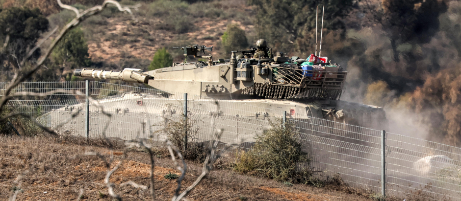 Un tanque de batalla israelí Merkava se mueve a lo largo de la frontera con la Franja de Gaza junto a la ciudad de Sderot, en el sur de Israel