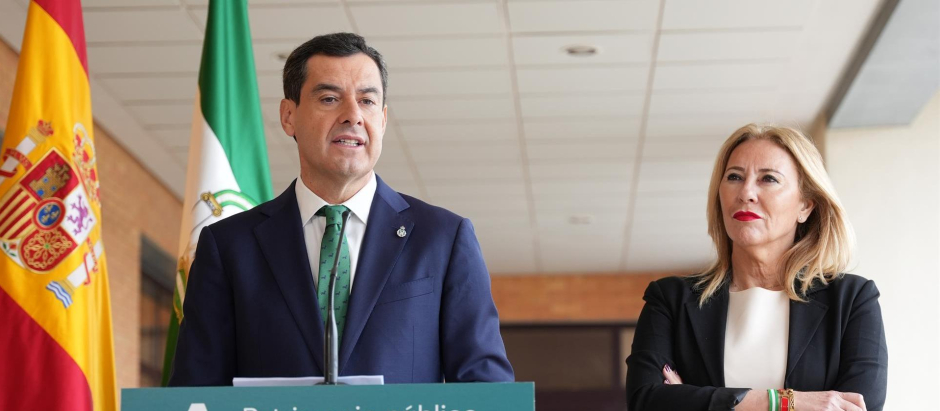 El presidente de la Junta de Andalucía, Juanma Moreno, este lunes, junto a la consejera de Hacienda, Carolina España
