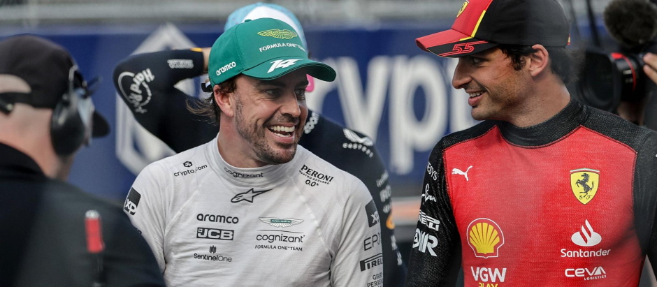 Alonso y Sainz conversando en una carrera esta temporada