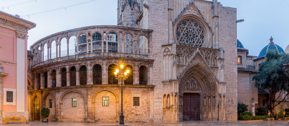 La puerta de los apóstoles de la catedral de Valencia
