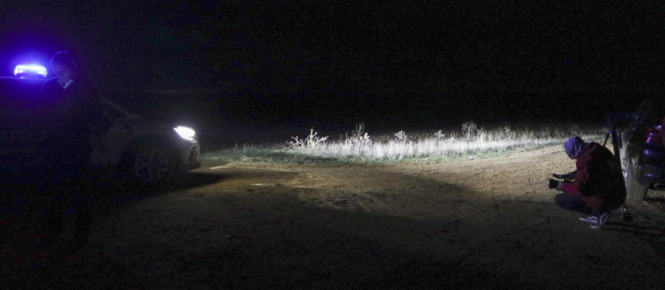 Un vehículo de la Guardia Civil en las inmediaciones del lugar en el que una joven ha muerto tras ser atacada este lunes por perros de pastoreo