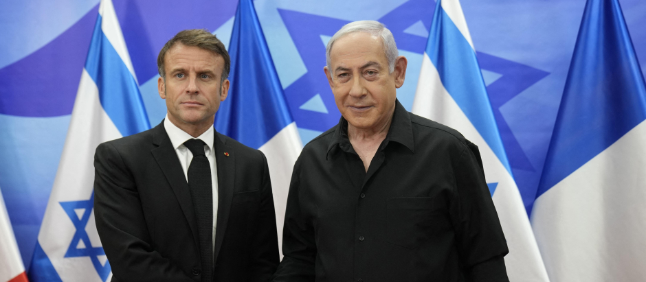 El primer ministro israelí, Benjamin Netanyahu, saluda al presidente francés, Emmanuel Macron, en Jerusalén