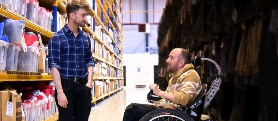 El actor Daniel Radcliffe junto a David Holmes en una escena del documental sobre el doble de acción