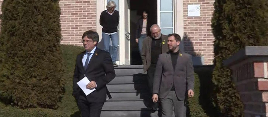 El expresidente de la Generalitat Carles Puigdemont, sale de la autoproclamada "Casa de la República" de Waterloo