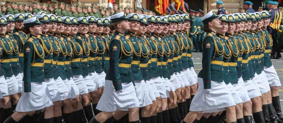 Unidad de mujeres soldados rusas en un desfile militar