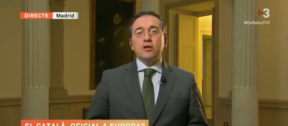 El ministro de Exteriores, José Manuel Albares, en una entrevista en TV3