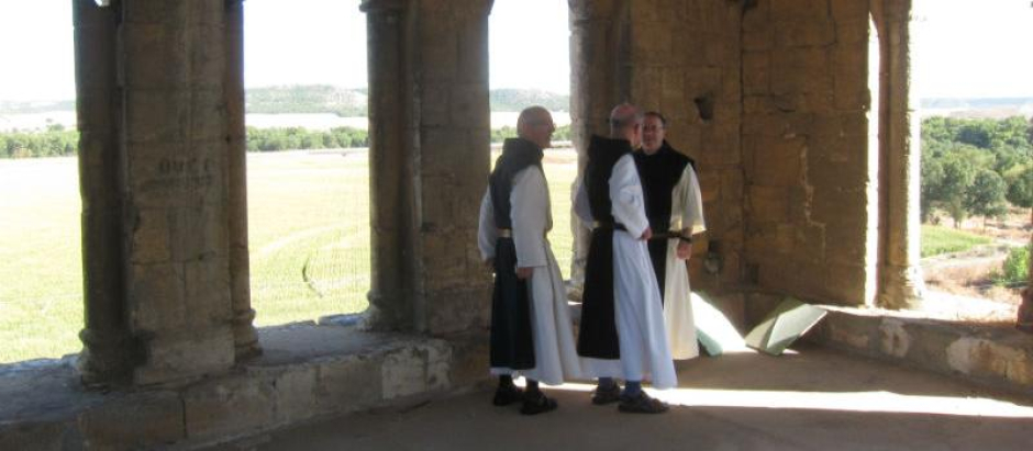 Varios monjes de la comunidad de San Isidro de Dueñas