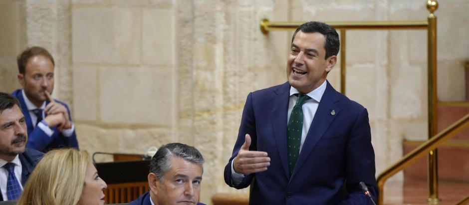 El presidente de la Junta de Andalucía, Juanma Moreno, durante la sesión de control al Gobierno en el Parlamento andaluz