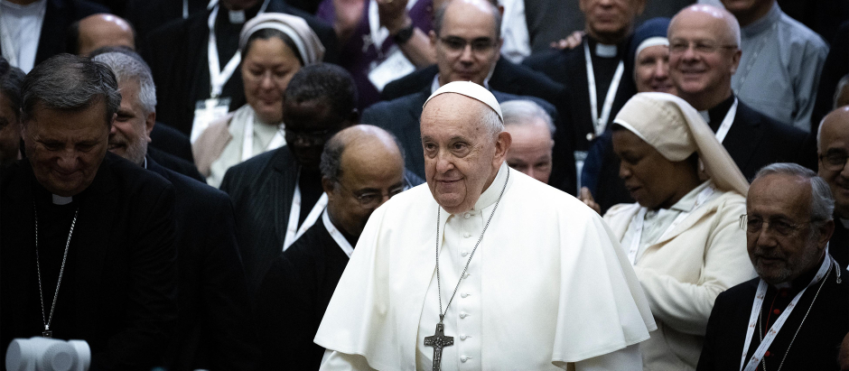 El Papa posa para una foto junto a los miembros de la XVI Asamblea del Sínodo de los Obispos